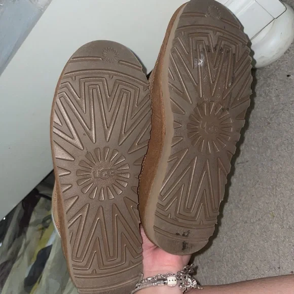 UGGS - Picture 5 of 5